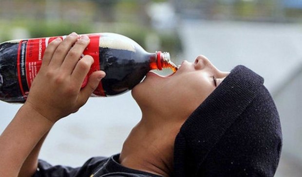 В Крыму запретили пить кока-колу особам, не достигшим 18 лет (фото) 