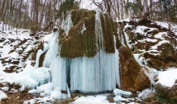 Легендарный крымский водопад обрушился из-за мороза (фото)