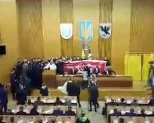 На Прикарпатті депутат нарвався на кулаки місцевих активістів і нагнав страху на все місто - "хочуть застрелити"