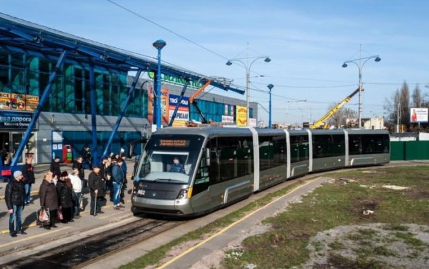 Прямо на ходу! В Киеве вспыхнул трамвай