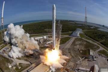 Перша ступінь Falcon 9 успішно повернулась на землю