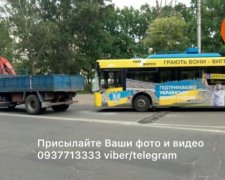 Киевский троллейбус влетел в грузовик