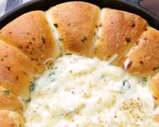 Приготовление булочек с грибами и курицей на сковородке, кадр из видео: Pinterest Tastemade