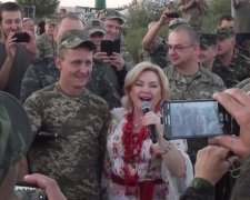 Кума Порошенко спела о войне