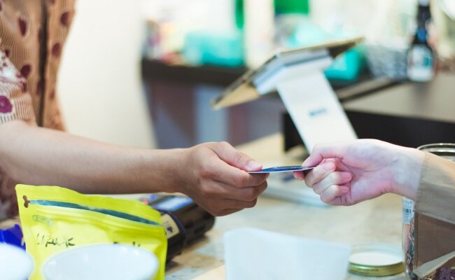 Человек, отдающий другому карточку