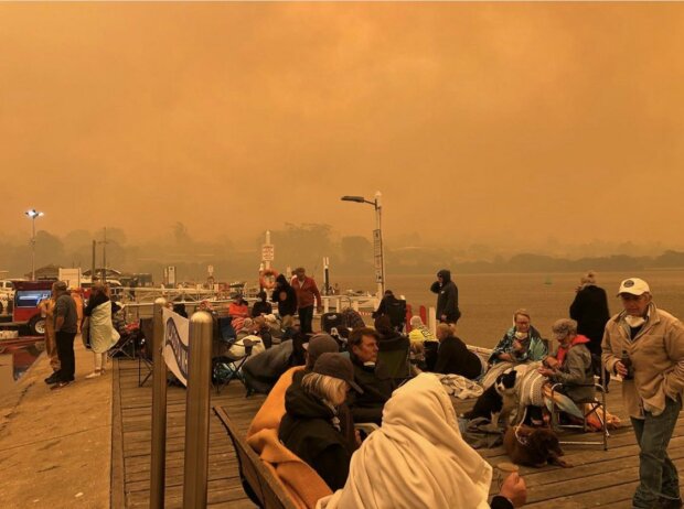 Вогняне пекло: через пожежі на пляжах заблоковано тисячі людей