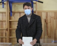 Притула засвітився на виборах з яскравою красунею і миттєво став мемом: "Коли твоя дівчина побачить..."