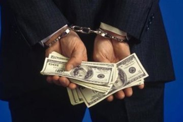 Міліціонера з Хмельницького затримали з хабарем у дві тисячі доларів