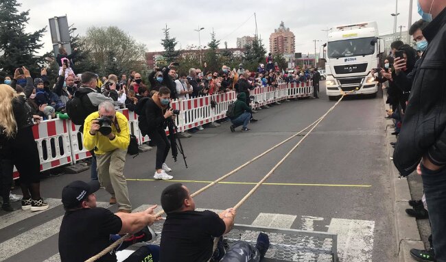 Львівські богатирі протягнули 104-тонний автомобіль та встановили рекорд України - кадри тріумфу