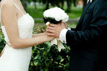 Впливовий бізнесмен одночасно перебував у шлюбі з трьома жінками. Його дружини не підозрювали про існування одна одної, а вони практично сусідки
