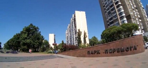 Парк "Перемога" в Києві облили хімікатами: сморід, але гуляти можна