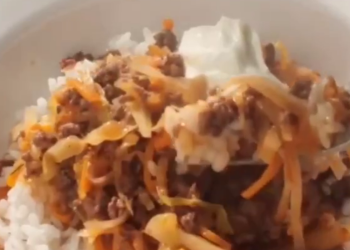 Тушеная капуста с фаршем, кадр из видео