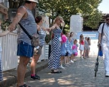 Одесити створили найдовший "смугастий" ланцюг