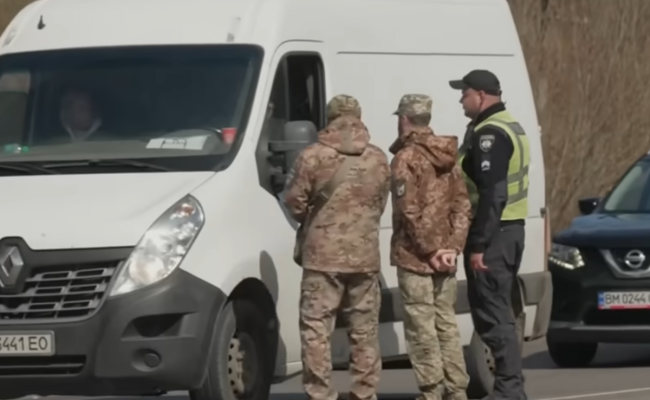 ТЦК и полиция. Фото: скрин youtube