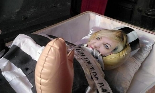 С приходом весны в Киеве появилась надувная Гонтарева