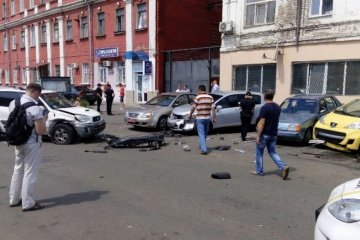 У Києві перед відділенням поліції зіткнулося п'ять автомобілів