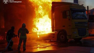 ДСНС ліквідовує пожежу після атаки дронів на Броварський район