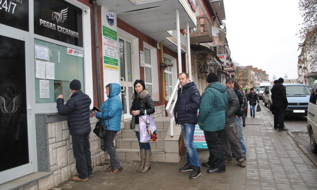 Курсы валют: доллар внезапно рвонул вверх, а гривна подвела