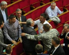 Парасюк разобрался с копом любимым методом, даже кепка слетела