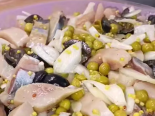 Салат з оселедцем, кадр з відео