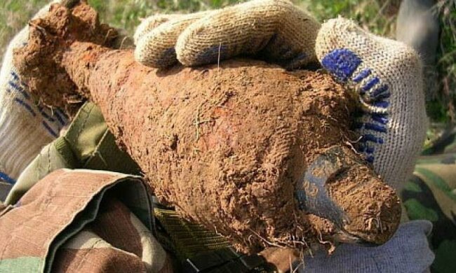 На Луганщині чоловіки ремонтували машину міною