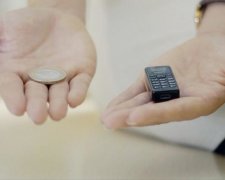 Найменший телефон важить менше монети