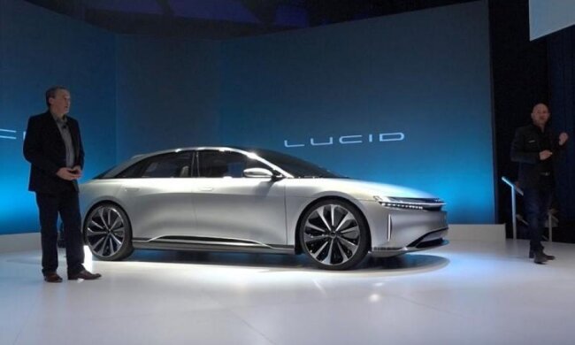 У мережі показали можливості конкурента Tesla Model S