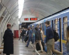 В Киеве двое подростков легли под поезд метро: видео 18+