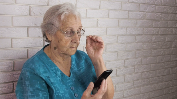 Власти завалят украинских пенсионеров СМС: что происходит