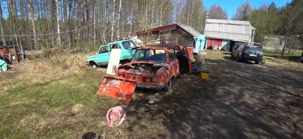 Старые "Запорожцы" превратили в элитные авто: валялись ненужные прямо посреди леса, кадры "тюнинга"
