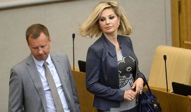 Дружина російського депутата-втікача назвала справу проти нього фейлетоном