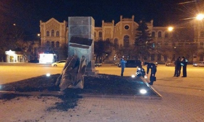В Харькове за ночь демонтировали три памятники коммунистам