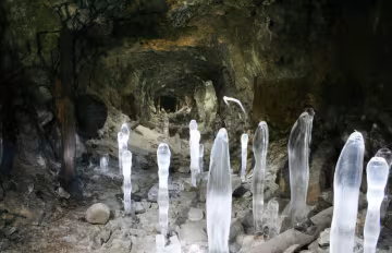 Сталагмиты, фото иллюстративное