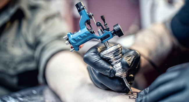 "Люди гинуть за метал": яскраві тату на вашому тілі приховують небувалу небезпеку, що потрібно знати