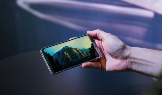 LG представила смартфон із нестандартним дисплеєм