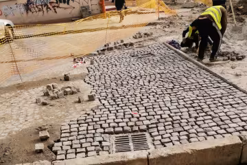 Так вкладывают брусчатку после ремонта, фото с фейсбук