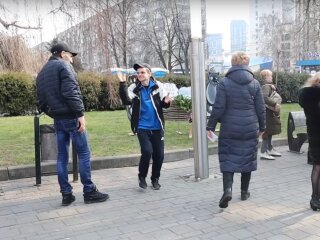 зловмисники, які пограбували волонтерів, скрін з відео