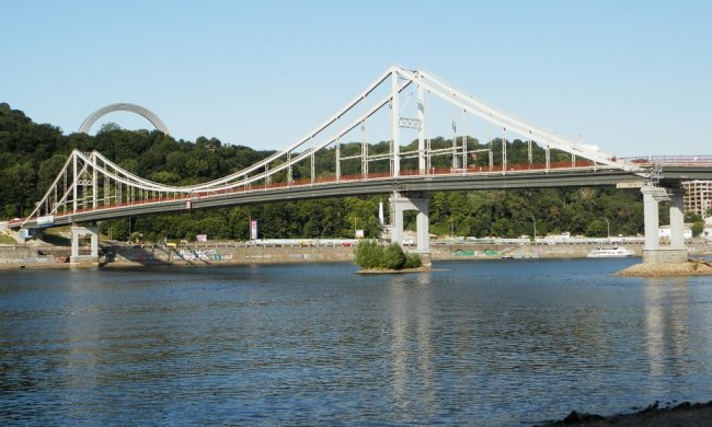 НП у Києві на висоті 26 метрів: десятки киян затамували подих