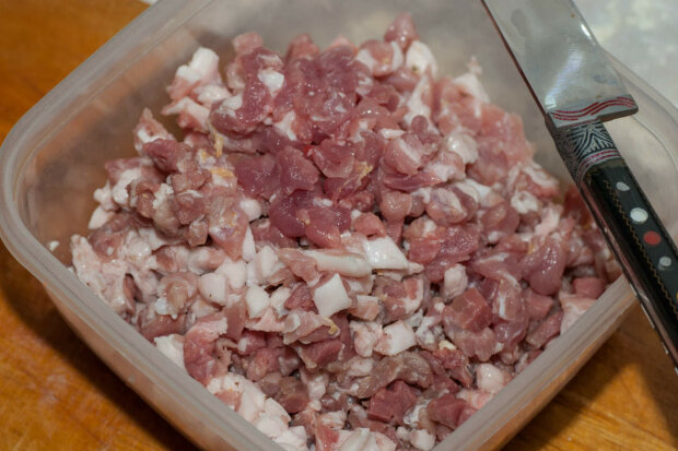 колбаса в домашних условиях из свинины в кишке в духовке рецепт приготовления | Дзен