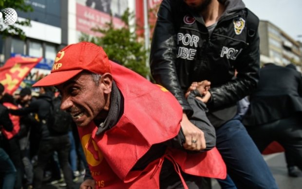 Масові заворушення у Туреччині: демонстрантів труять газом