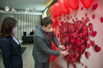 У Святошинському ЦНАПі влаштували романтичну акцію