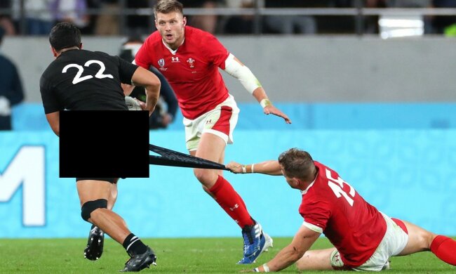 В матче за Кубок мира 2019 регбиста оставили без трусов: видео