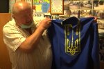 Мати чотирьох дітей зробила вишиванки для українських героїв - національні кольори та герб на грудях