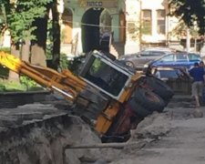 Ремонт по-київськи: біля "Золотих воріт" перекинувся екскаватор (ФОТО)