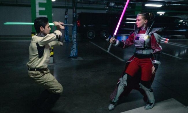 Скручений аркуш паперу перетворили в світловий меч: відео