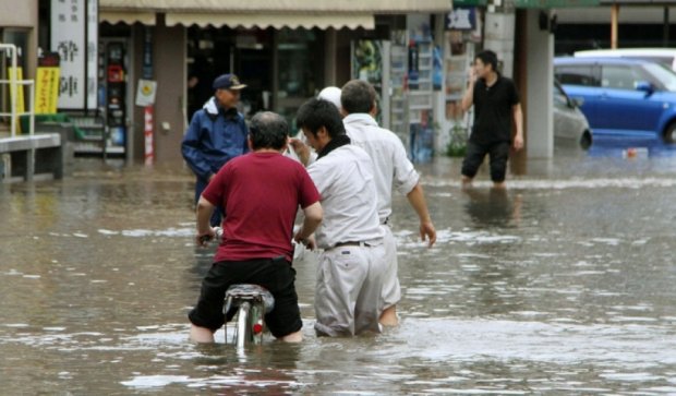 Почти 100 тысяч японцев эвакуировали из-за наводнения
