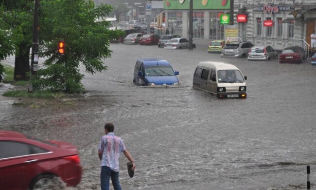 Дніпро перетворюється на Венецію, потоки води збивають городян з ніг: як протистояти бурхливій стихії