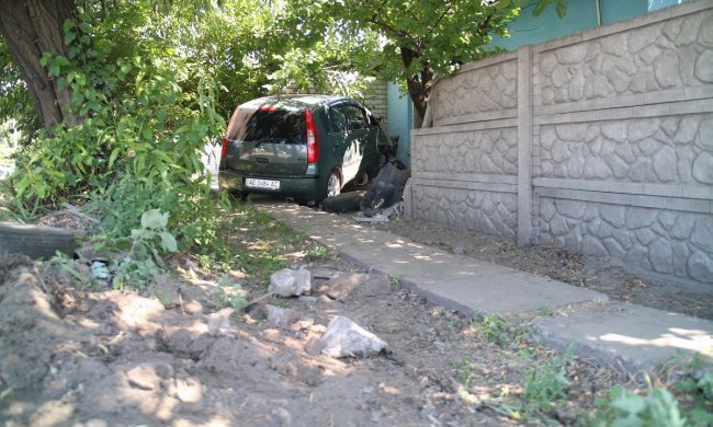 У Дніпрі неуважний пішохід спровокував ДТП: Mitsubishi влетів у приватний будинок, є постраждалі