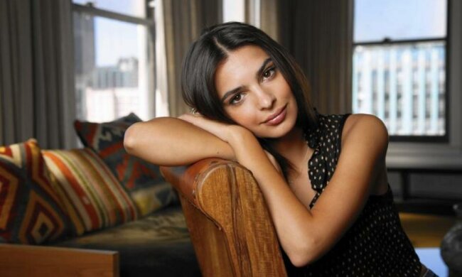 Гаряча Ратаковські пом'яла пальцями свій "діамантик": фото