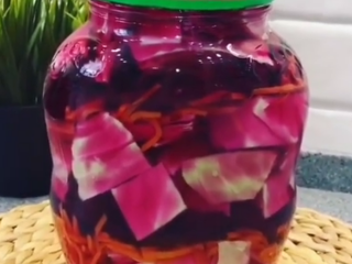 Маринована капуста з буряком, кадр з відео